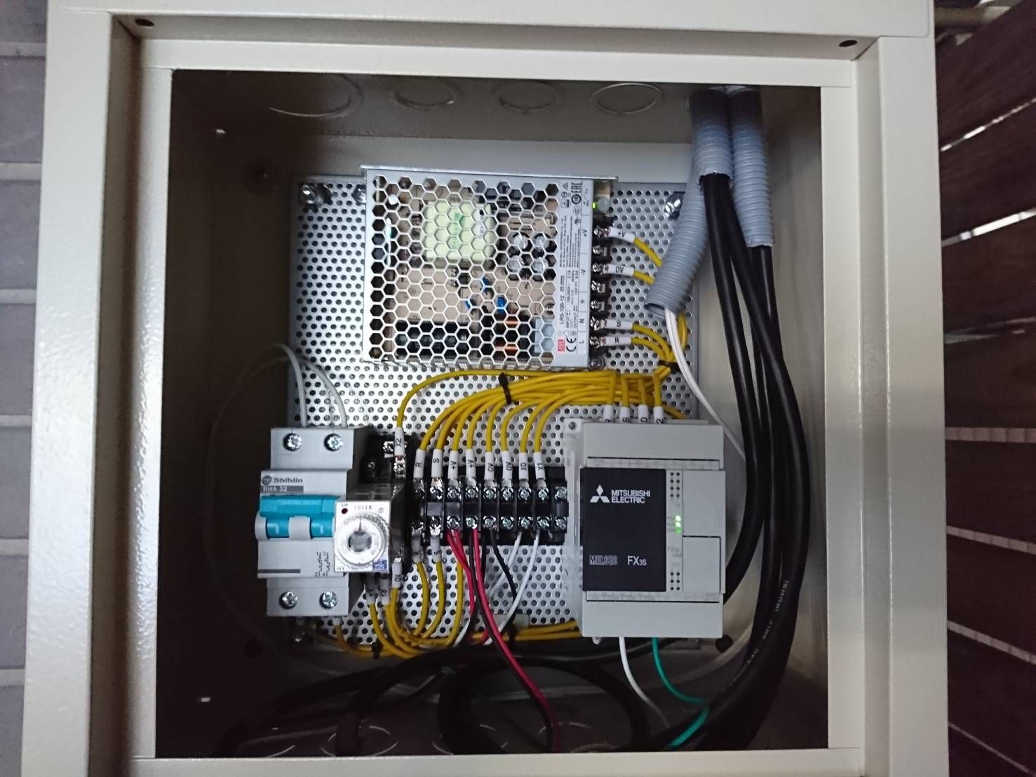 Mitsubishi PLC and electrical components in a temperature control panel
